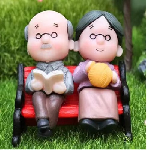 Miniature resine : couple agé assis sur un banc rouge longueur 5cm (03)