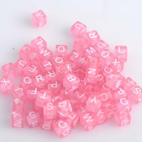 100 perles cubes roses transparents lettre blanche 6mm