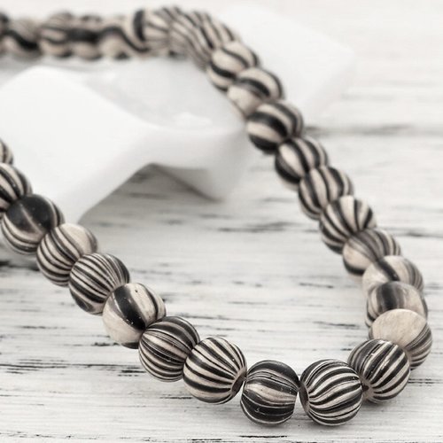 Perles bois : 50 rondes marbrées blanc/noires 6mm (11)