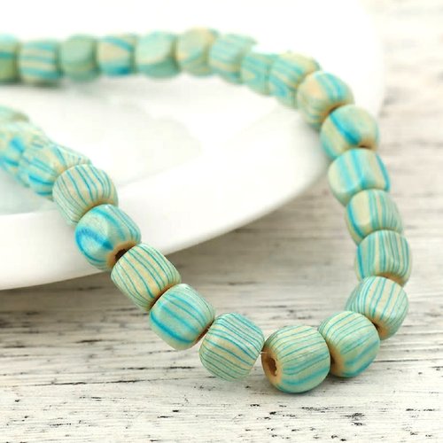 Perles bois : 60 cubes vert/blanc 8mm (01)