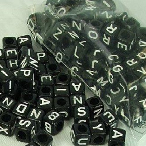 Perles acryliques : 100 cubes noirs lettre blanche 6mm