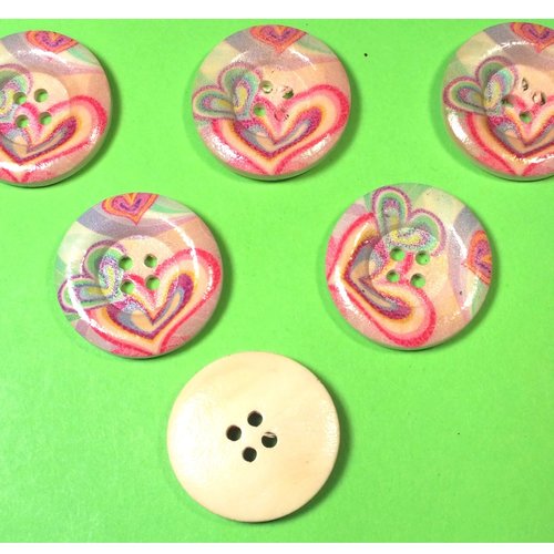 Lot 6 boutons bois : rond motif coeur 25mm (01)