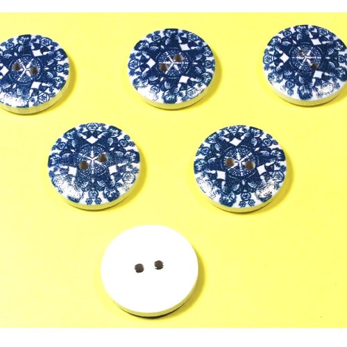 Lot 6 boutons bois : rond motif fantaisie 20mm (04)
