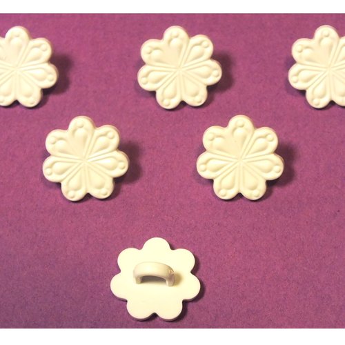 Lot 6 boutons acryliques : fleur blanche fantaisie 13mm