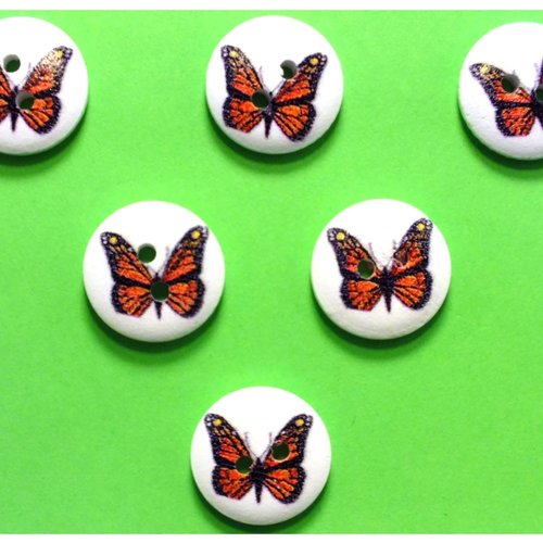Lot 6 boutons bois : rond motif papillon 15mm (04)
