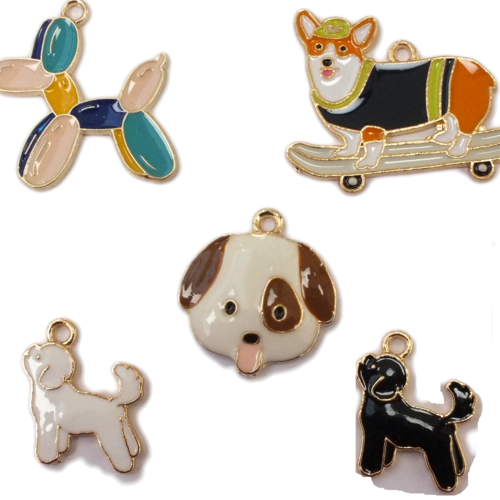 Lot 5 charms/breloques  plaqué doré : chien de 31 à 15mm (27)