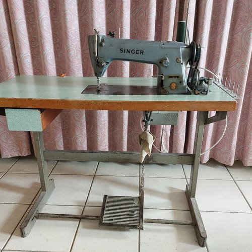 Machine à coudre  sur table