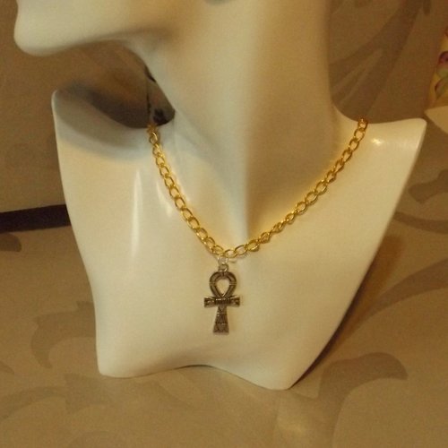Collier en chaîne avec croix égyptienne