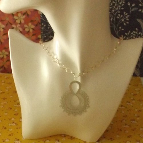 Collier en chaîne avec pendentif chandelier