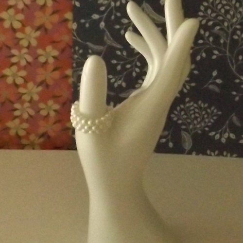 Bague avec des jolies perles blanches en verre