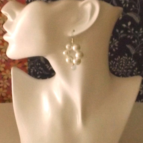 Boucles d'oreilles façon créoles avec perles de verre et perles opales