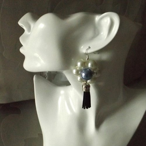 Une paire de boucles d'oreilles en perles et pompons