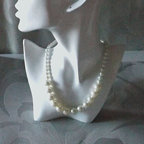 Un collier ras de cou en perles en verre