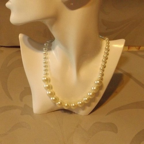 Un collier ras de cou en perles en verre