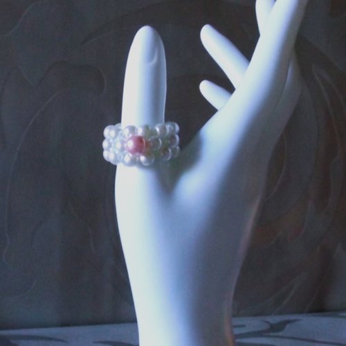 Bague avec de belles perles en verre