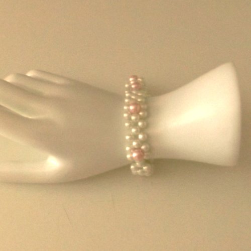 Bracelet élégant avec de belles perles en verre