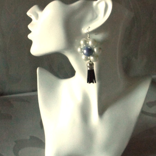 Une paire de boucles d'oreilles en perles et pompons