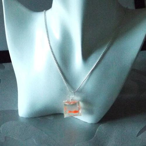 Collier chaîne à billes et pendentif poisson