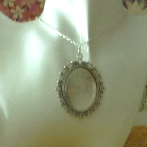 Collier chaîne avec pendentif cabochon en verre