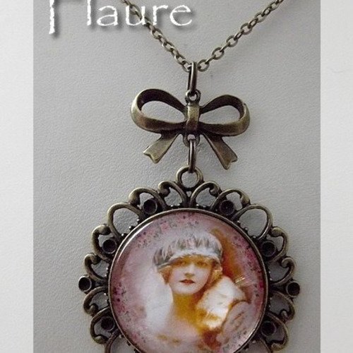 Collier pendentif  cabochon "femme 1900" 