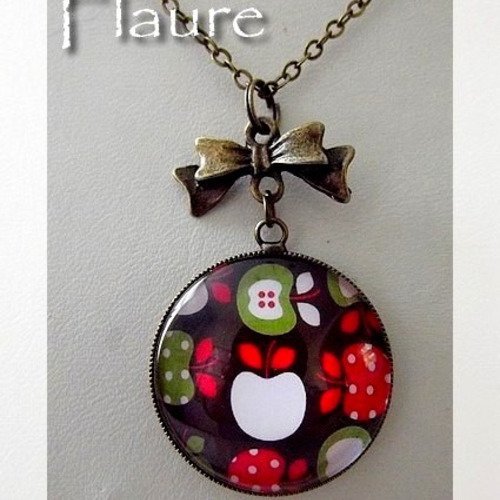 Collier pendentif cabochon "pommes" 