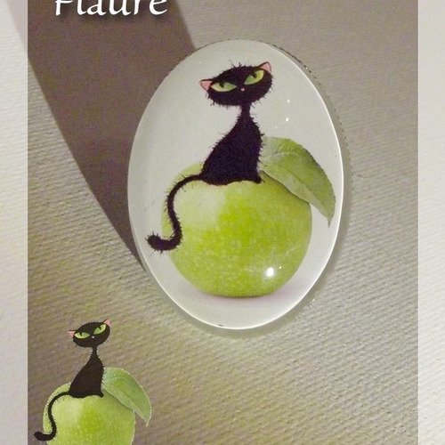 Grande bague argentée cabochon "chat pomme d'apis" 1 