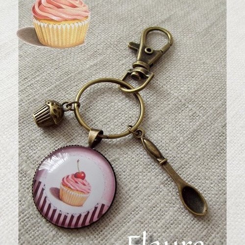 Porte clef bijoux bronze et cabochon "cupcake" 