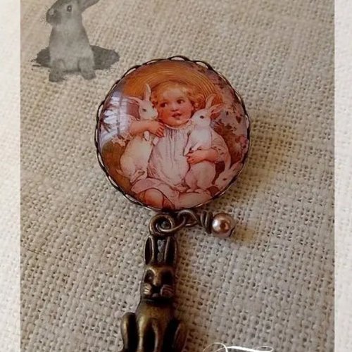 Broche cabochon "la petite fille aux lapins"