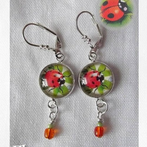Boucles d'oreille argentées cabochons "petite coccinelle de printemps"