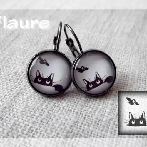 Boucles d'oreille dormeuses cabochons "le chat et l'oiseau"