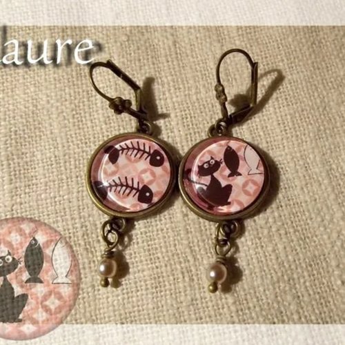 Boucles d'oreille en bronze et cabochons "chat et poisson"