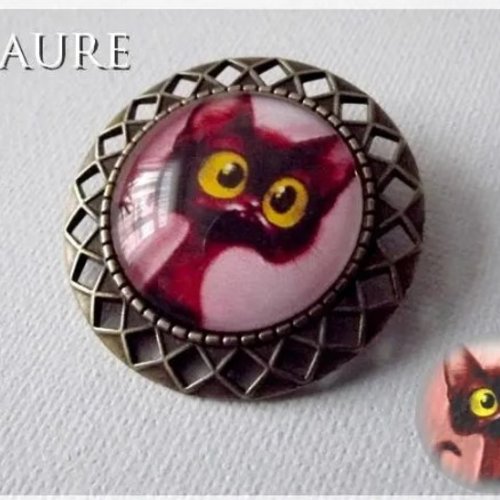 Broche rétro ronde cabochon "le chat rose"
