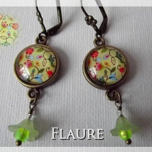 Boucles d'oreille cabochon "petites fleurs de printemps"