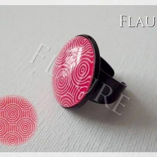 Bague ronde en métal noir et cabochon de verre "spirales rouges"