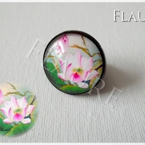 Bague ronde en métal gris et cabochon de verre "lotus"
