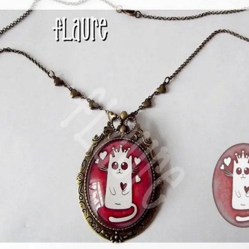 Collier/broche en bronze et cabochon ''la reine chat"