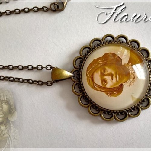 Collier pendentif cabochon "africaine"