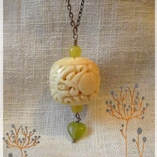 Collier avec un gros pendentif en corne véritable