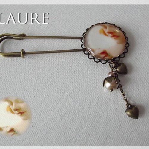 Une broche épingle "tendre baiser"