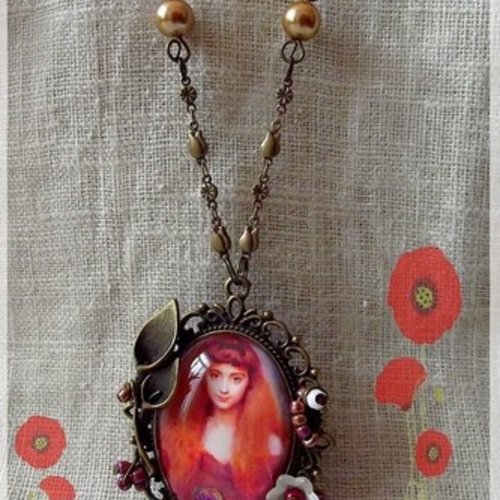Collier pendentif cabochon "la femme aux violettes"