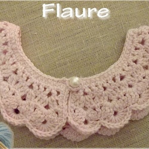 Col crochet rose pâle en laine pour enfant