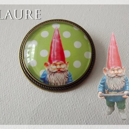 Broche ronde ''nain de jardin'' vert