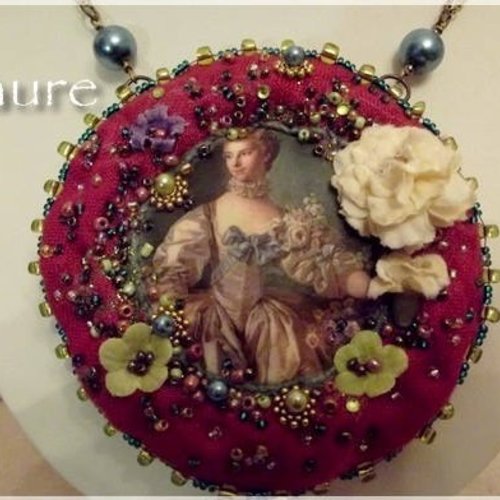 Collier en lin brodé "la pompadour"