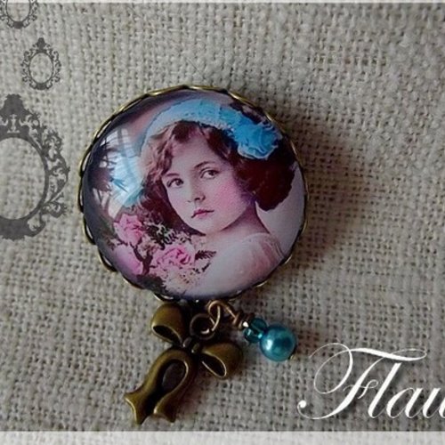 Broche "mode d'autrefois"
