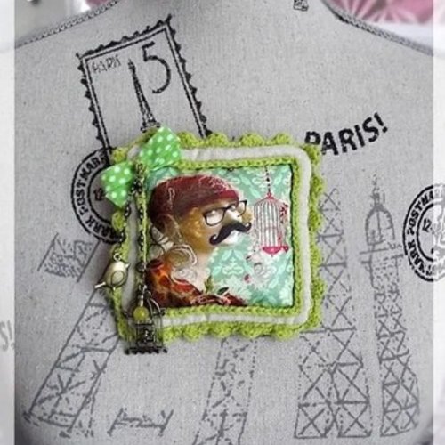 Une broche en lin ou bijou de sac "un petit oiseau au plafond"