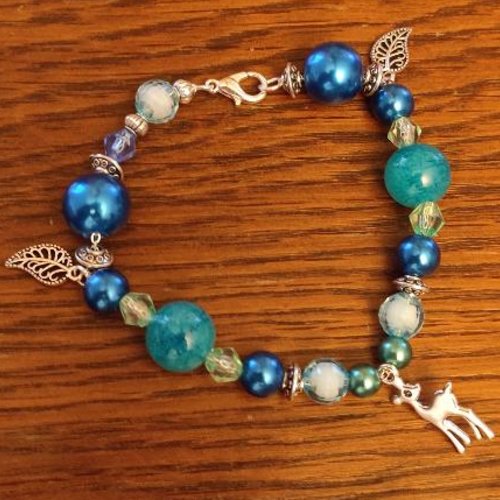 Bracelet bleu en perles avec breloques