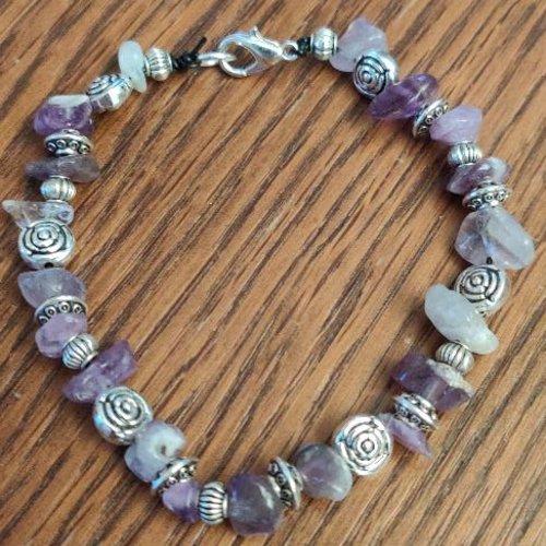 Bracelet en perles et pierres fantaisies violet