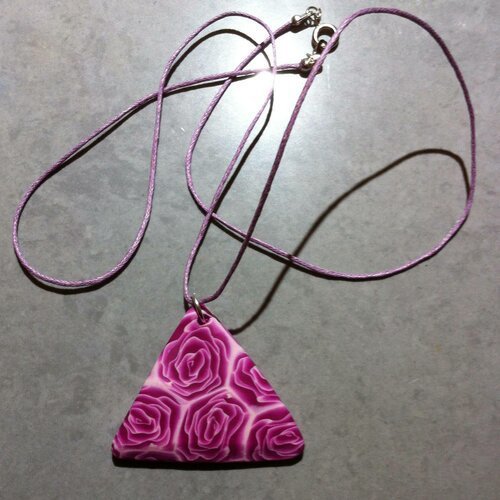 Collier forme triangulaire cane rose 