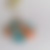 Collier cane rose bleu et orange, carré, perles jaunes