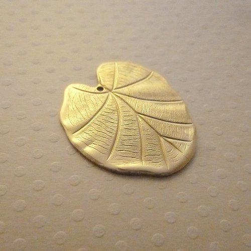 Estampe pendentif feuille lotus dorée  40x28 mm